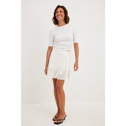 Mini jupe asymétrique à volants en matière recyclée - White - Pamela x NA-KD Reborn - Modalova