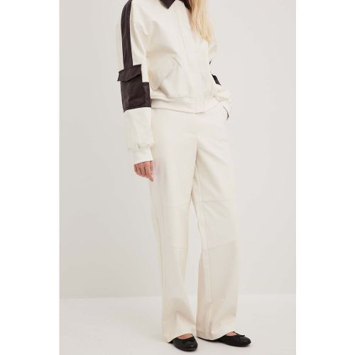 Pantalon taille haute en similicuir - Offwhite - Sofia Coelho x NA-KD - Modalova