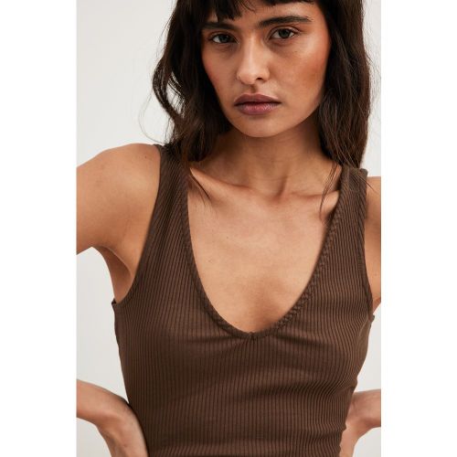 Haut côtelé bio col en V - Brown - NA-KD Basic - Modalova