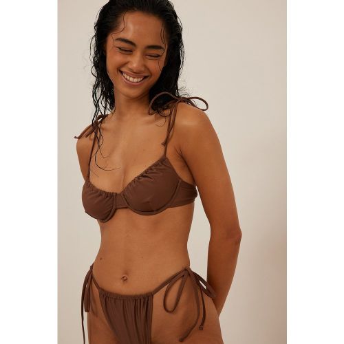 Soutien-gorge de bikini noué à cordon de serrage en matière recyclée - Brown - NA-KD Swimwear - Modalova