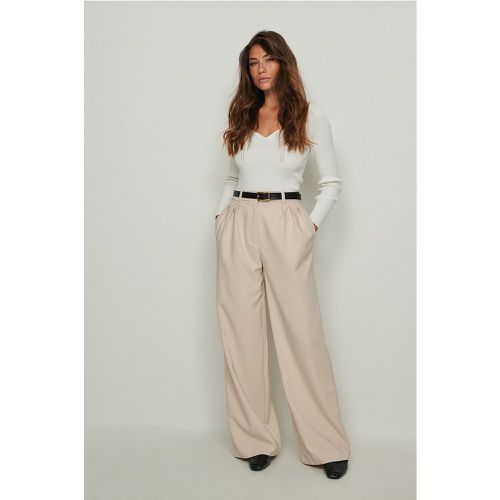 Pantalon de costume plissé ample recyclé - Beige - NA-KD Trend - Modalova
