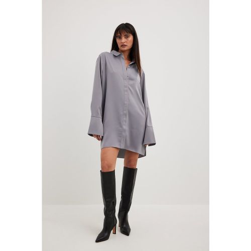 Robe chemise courte en tissu satiné - Grey - Rianne Meijer x NA-KD - Modalova