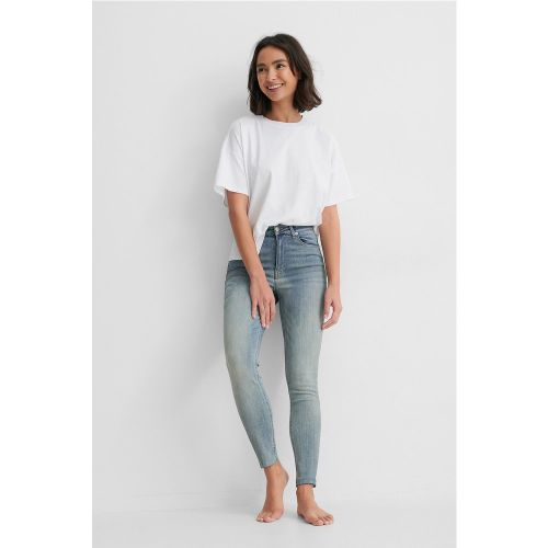 Jean slim taille haute à ourlet brut - Blue - NA-KD - Modalova