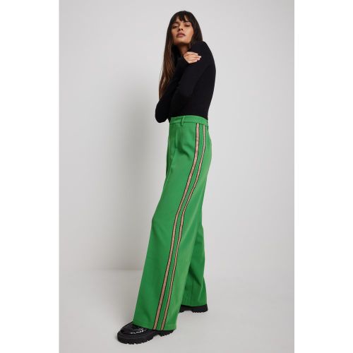 Pantalon de costume à bandes latérales - Green - Maddie Demaine x NA-KD - Modalova