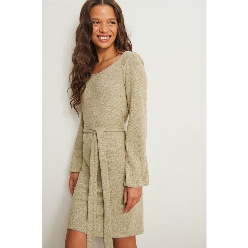 Robe mini ceinturée à épaules tombantes recyclée - Green - Pamela x NA-KD Reborn - Modalova