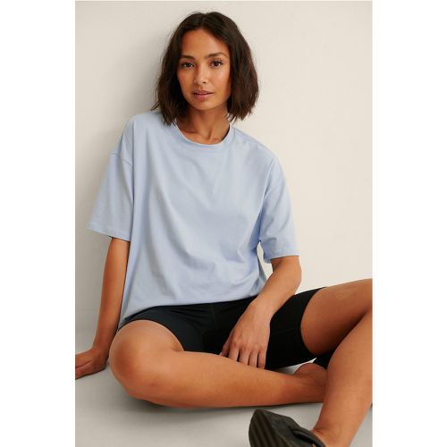 T-shirt basique à épaule dénudée biologique - Blue - Pelican Bay x NA-KD - Modalova