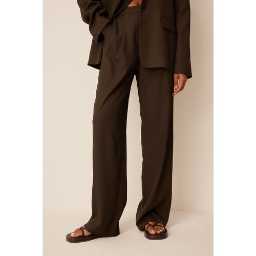 Pantalon de costume à plis - Brown - Romee Strijd x NA-KD - Modalova