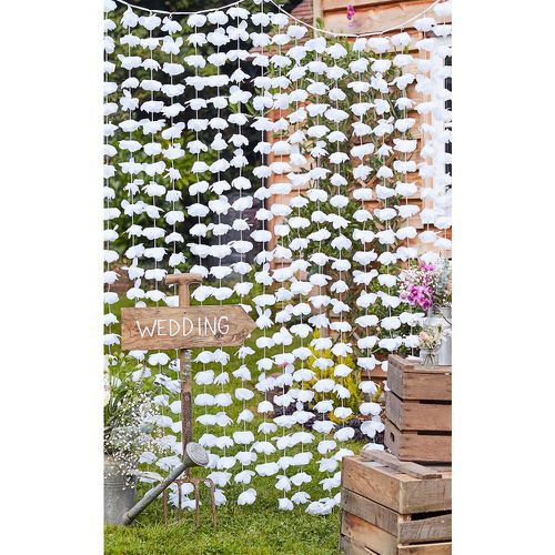 Hen & Wedding Toile de fond en pétales de fleurs blanches - PrettyLittleThing - Modalova