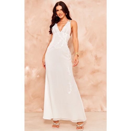 Robe longue en mousseline de soie blanche à détail fleuri - PrettyLittleThing - Modalova