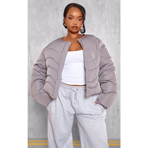 Plus Veste courte matelassée gris anthracite à col rond - PrettyLittleThing - Modalova