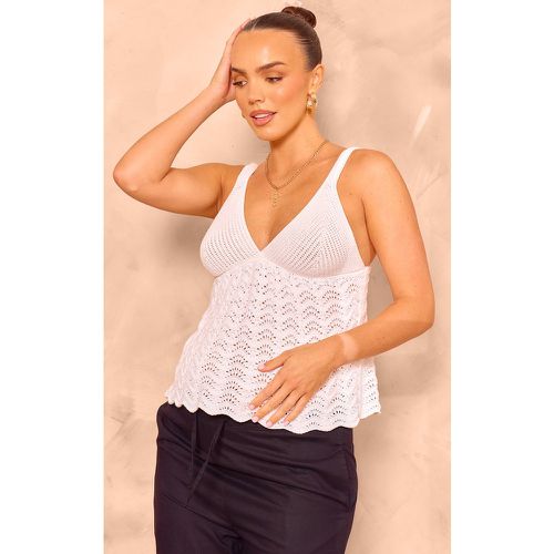 Maternité Top long de grossesse en maille style crochet blanche et à bretelles fines - PrettyLittleThing - Modalova