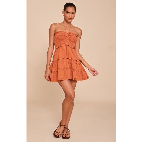 Robe bustier droite froncée à détail brodés - PrettyLittleThing - Modalova