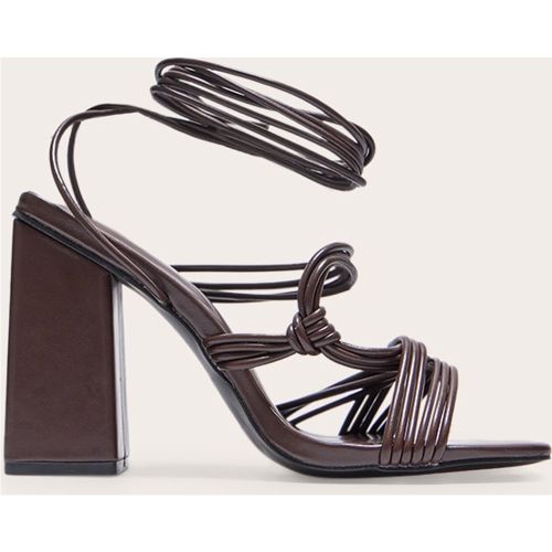 Sandales carrées en PU à brides lacées et talon carré - PrettyLittleThing - Modalova