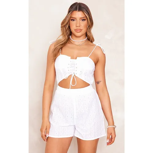 Combishort bustier lacé à broderie anglaise - PrettyLittleThing - Modalova