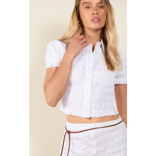Chemise courte blanche froncée à ourlet volanté - PrettyLittleThing - Modalova