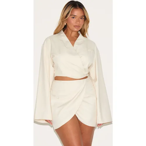 Shape Top blazer de tailleur court cache-coeur à manches évasées - PrettyLittleThing - Modalova