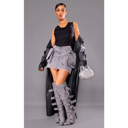 Petite Mini jupe cargo à poches | Taille 30 - PrettyLittleThing - Modalova