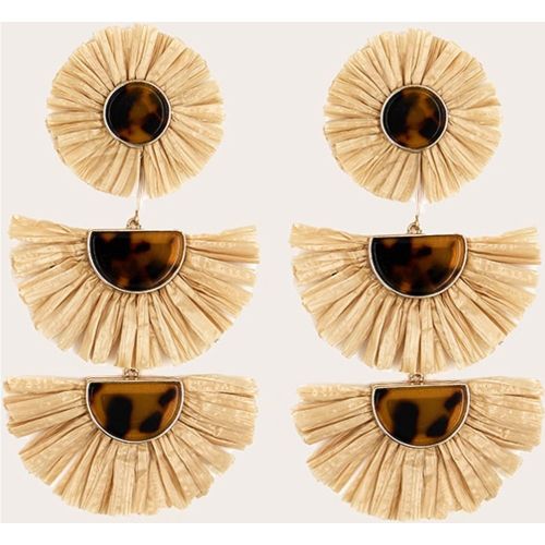 Boucles d'oreilles XXL tombantes en raphia à pendentifs en résine au centre - PrettyLittleThing - Modalova