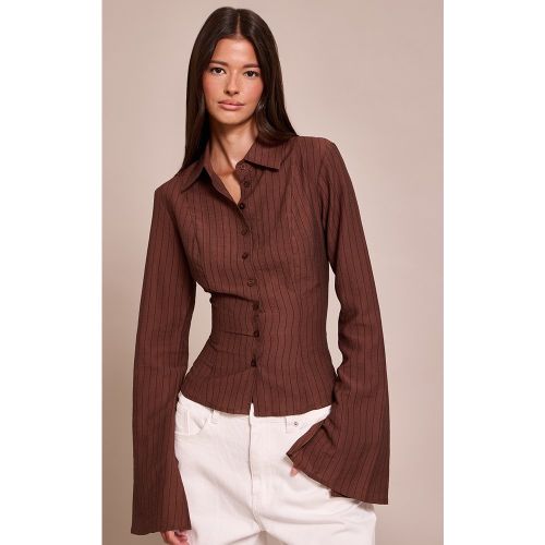 Chemise cintrée chocolat à rayures et coutures structurantes | Taille 38 - PrettyLittleThing - Modalova