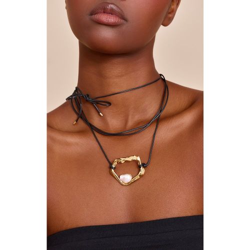 Collier à pendentif plaqué or texturé et perle - PrettyLittleThing - Modalova