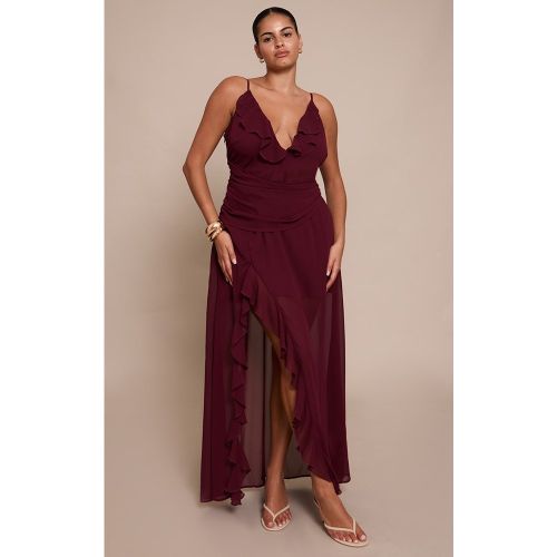 Plus Robe longue en mousseline de soie à décolleté et volants | Taille 48 - PrettyLittleThing - Modalova