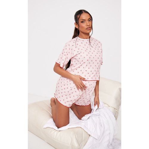 Maternité Short pyjama de grossesse imprimé cerise à ourlet légèrement volanté - PrettyLittleThing - Modalova