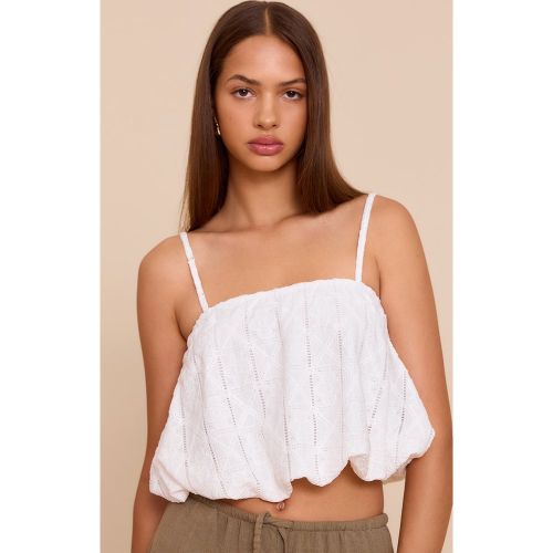Bralette bouffante en maille style crochet texturée blanche - PrettyLittleThing - Modalova
