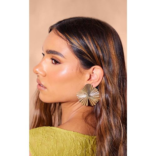 Boucles d'oreilles clous à fleurs XXL texturées - PrettyLittleThing - Modalova