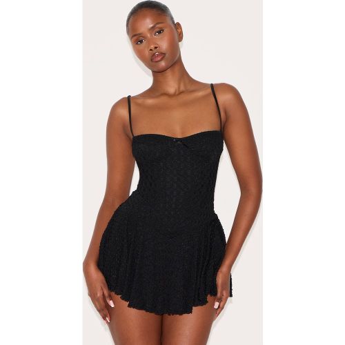 Combishort jupe-short fluide en dentelle texturée à bretelles fines - PrettyLittleThing - Modalova