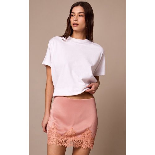 Mini-jupe satinée à bordure en dentelle - PrettyLittleThing - Modalova