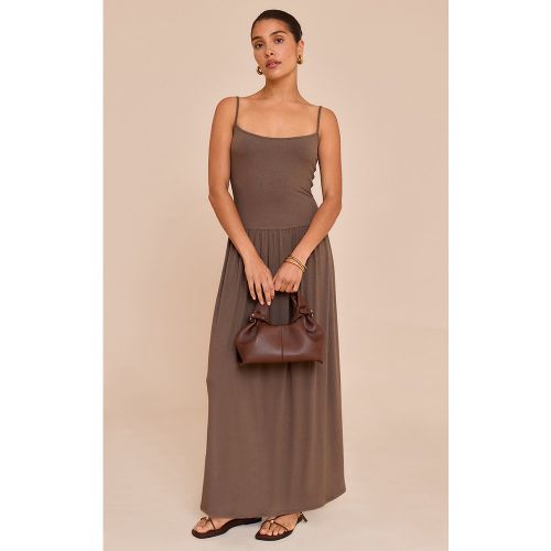 Petite Robe longue fluide côtelée à bretelles fines - PrettyLittleThing - Modalova
