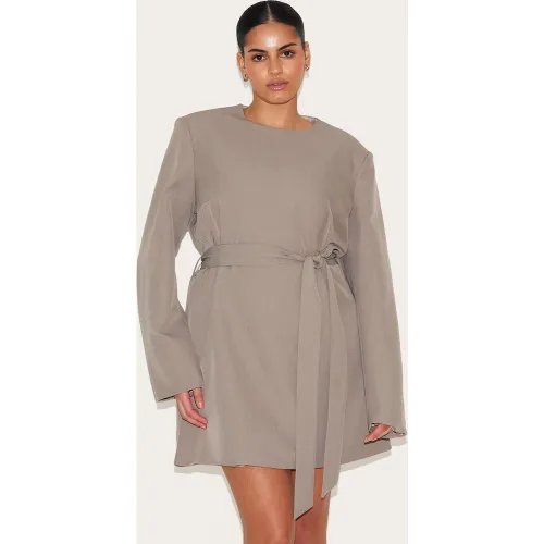 Plus Robe de tailleur droite à manches longues et ceinture - PrettyLittleThing - Modalova