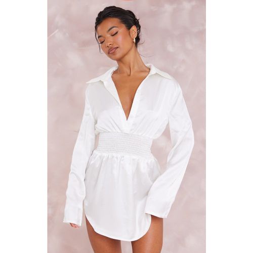 Robe chemise satinée blanche à taille froncée - PrettyLittleThing - Modalova