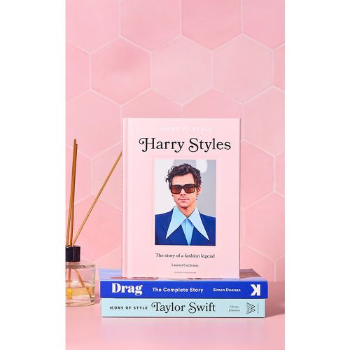 Livre Icons of Style - Harry Styles: The Story of a Fashion Icon - PrettyLittleThing - Modalova