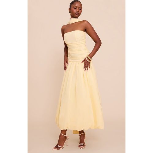 Robe bustier mi-longue bouffante à détail foulard - PrettyLittleThing - Modalova