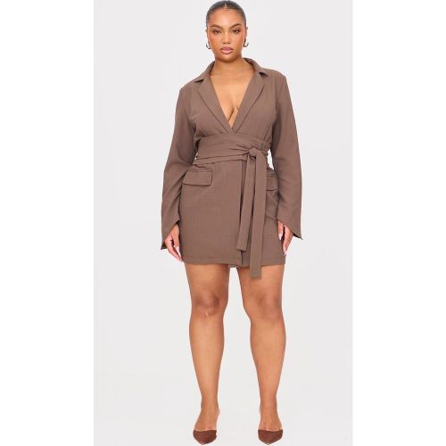 Plus Robe blazer tissée à ceinture - PrettyLittleThing - Modalova