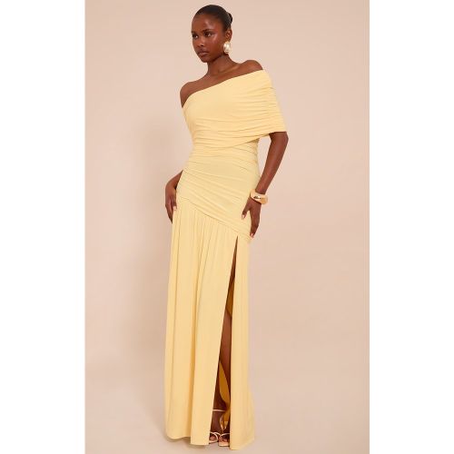 Robe longue moulante froncée à col bardot superposé et épaule unique - PrettyLittleThing - Modalova