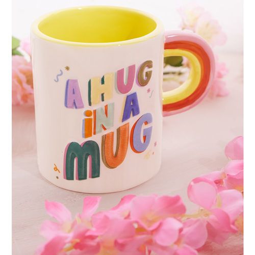 Raspberry Blossom Tasse à slogan Hug In A Mug en relief - PrettyLittleThing - Modalova