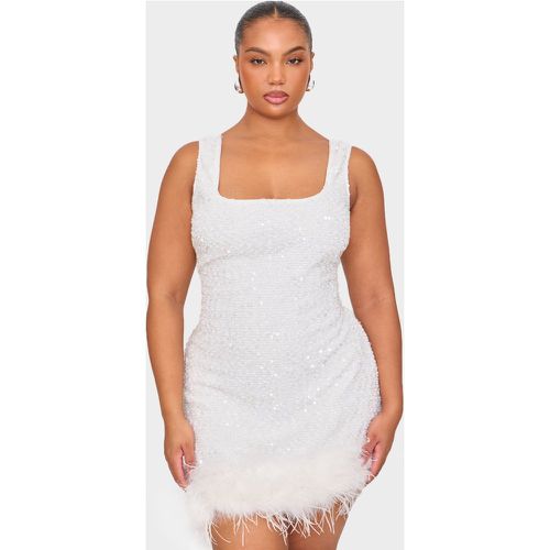 Plus Robe droite col rond blanche à sequins et ourlet en plumes - PrettyLittleThing - Modalova