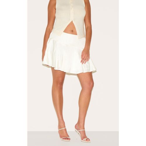 Plus Mini-jupe trapèze fluide satinée - PrettyLittleThing - Modalova