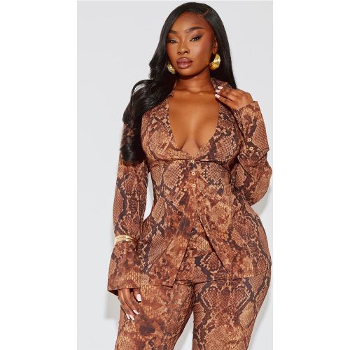 Plus Chemise ajustée en mousseline de soie marron foncé imprimé serpent | Taille 44 - PrettyLittleThing - Modalova