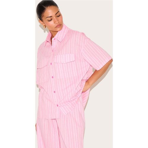 Chemise Pinstripe Coupe Oversize Manches Courtes Petite | Taille 30 - PrettyLittleThing - Modalova