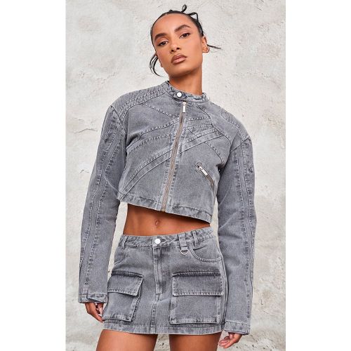 Veste courte en jean délavé gris à détail coutures et épaulettes style motard - PrettyLittleThing - Modalova