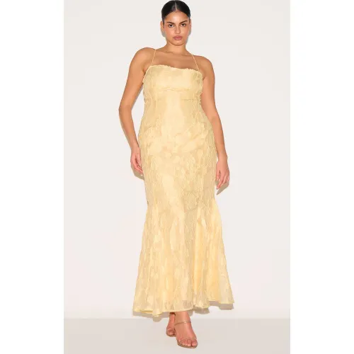 Plus Robe longue texturée à dos lacé - PrettyLittleThing - Modalova