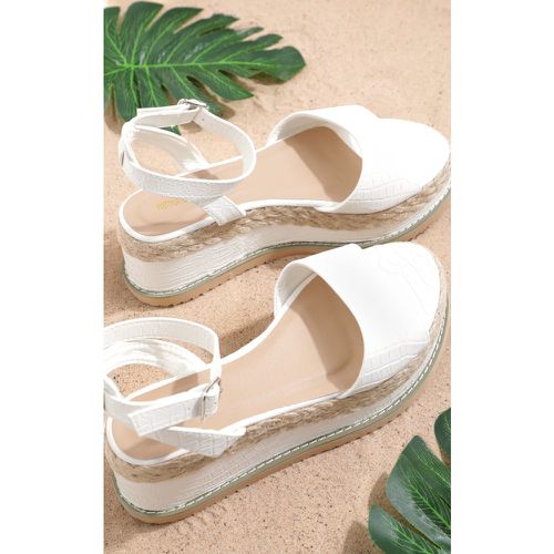 Sandales blanches effet croco à plateforme - PrettyLittleThing - Modalova