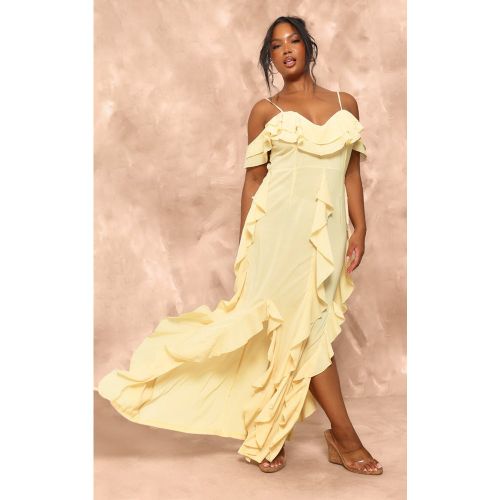 Plus Robe longue à volants et épaules dénudées - PrettyLittleThing - Modalova