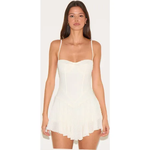 Combishort jupe-short fluide en dentelle texturée à bretelles fines - PrettyLittleThing - Modalova