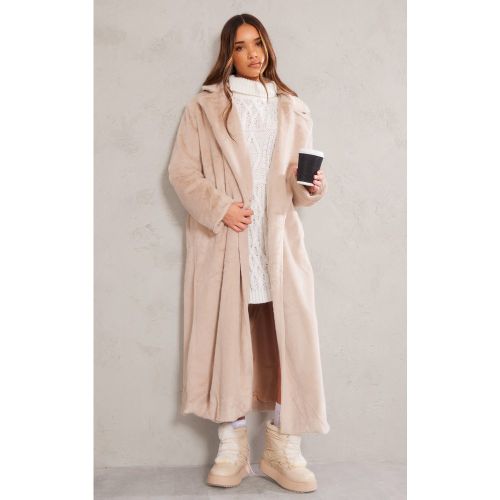 Manteau long ajusté en fausse fourrure deluxe douce - PrettyLittleThing - Modalova