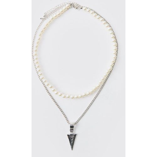 Collier À Perles Et Écusson - One Size - boohoo - Modalova