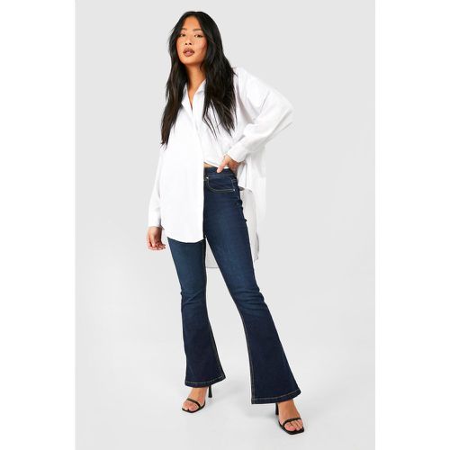 Petite" - Jean Flare Basique - boohoo - Modalova